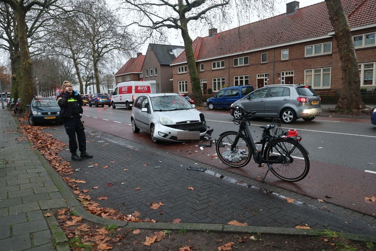 Een fietser is maandag gewond geraakt bij een ongeluk in Eindhoven (foto: Persbureau Heitink).