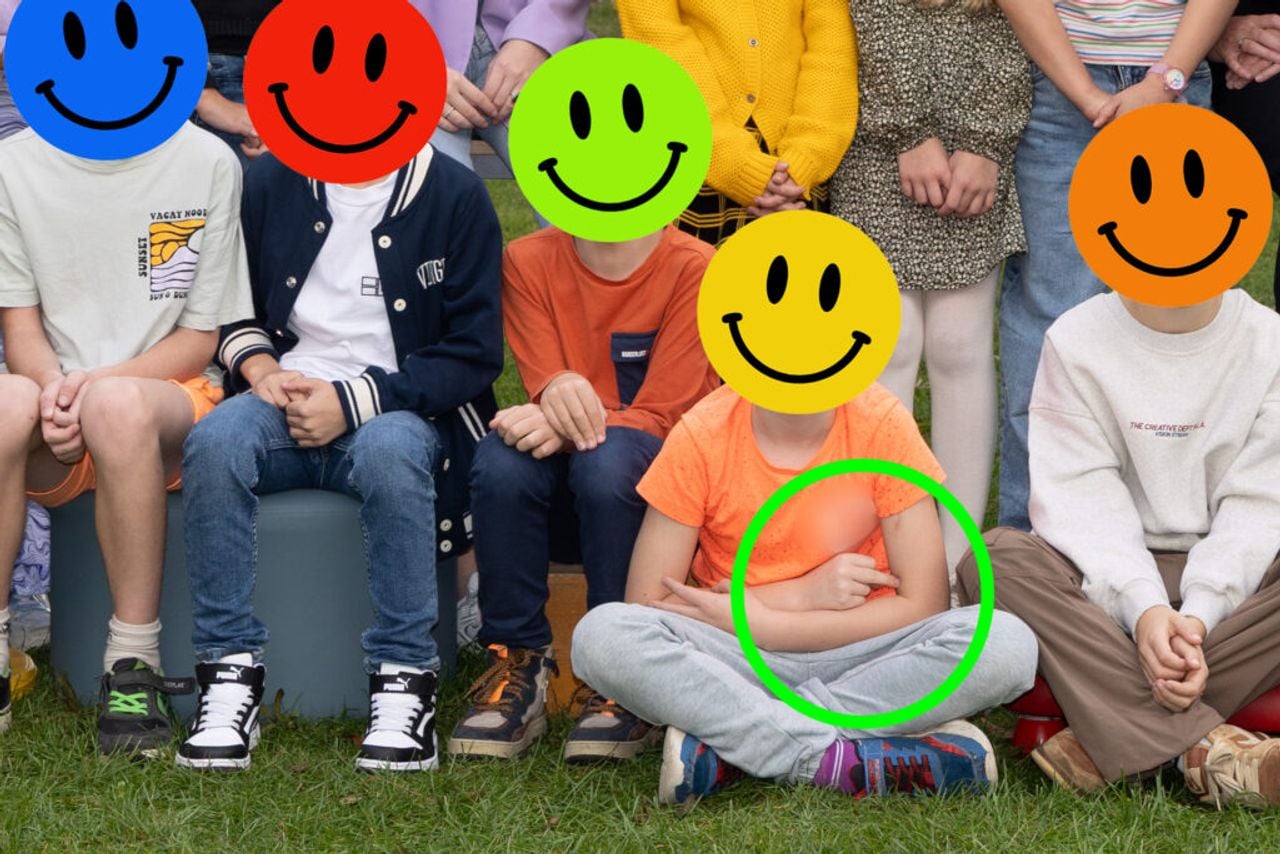 Een middelvinger op de klassenfoto