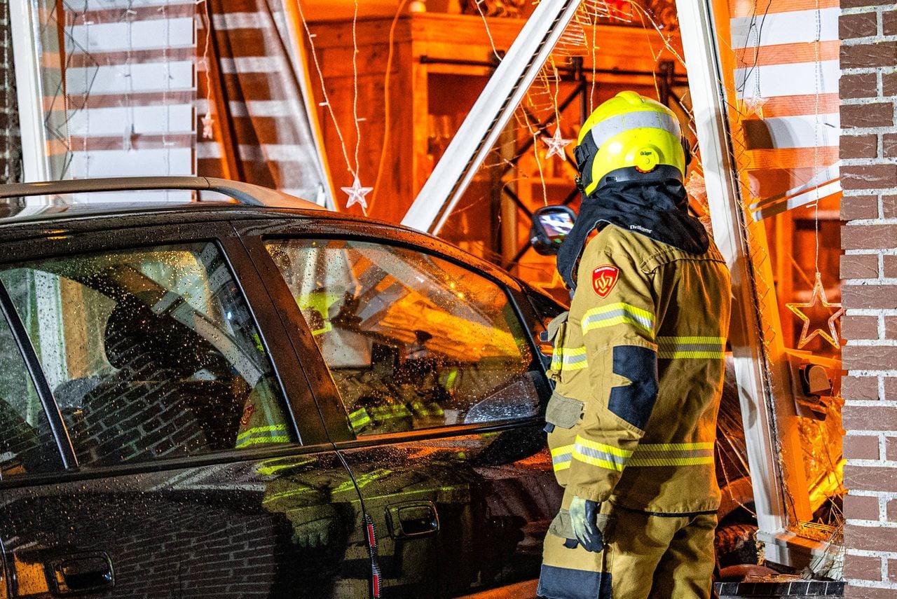 Auto rijdt huis binnen, terwijl bewoonster staat de douchen (foto: Lucas Lammers/Persbureau Heitink).