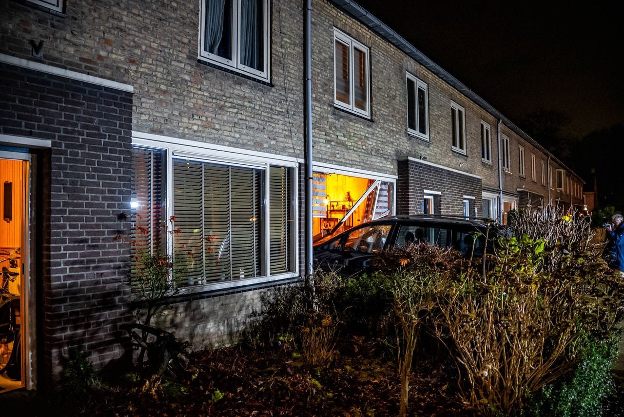 Auto rijdt huis binnen, terwijl bewoonster staat de douchen (foto: Lucas Lammers/Persbureau Heitink).