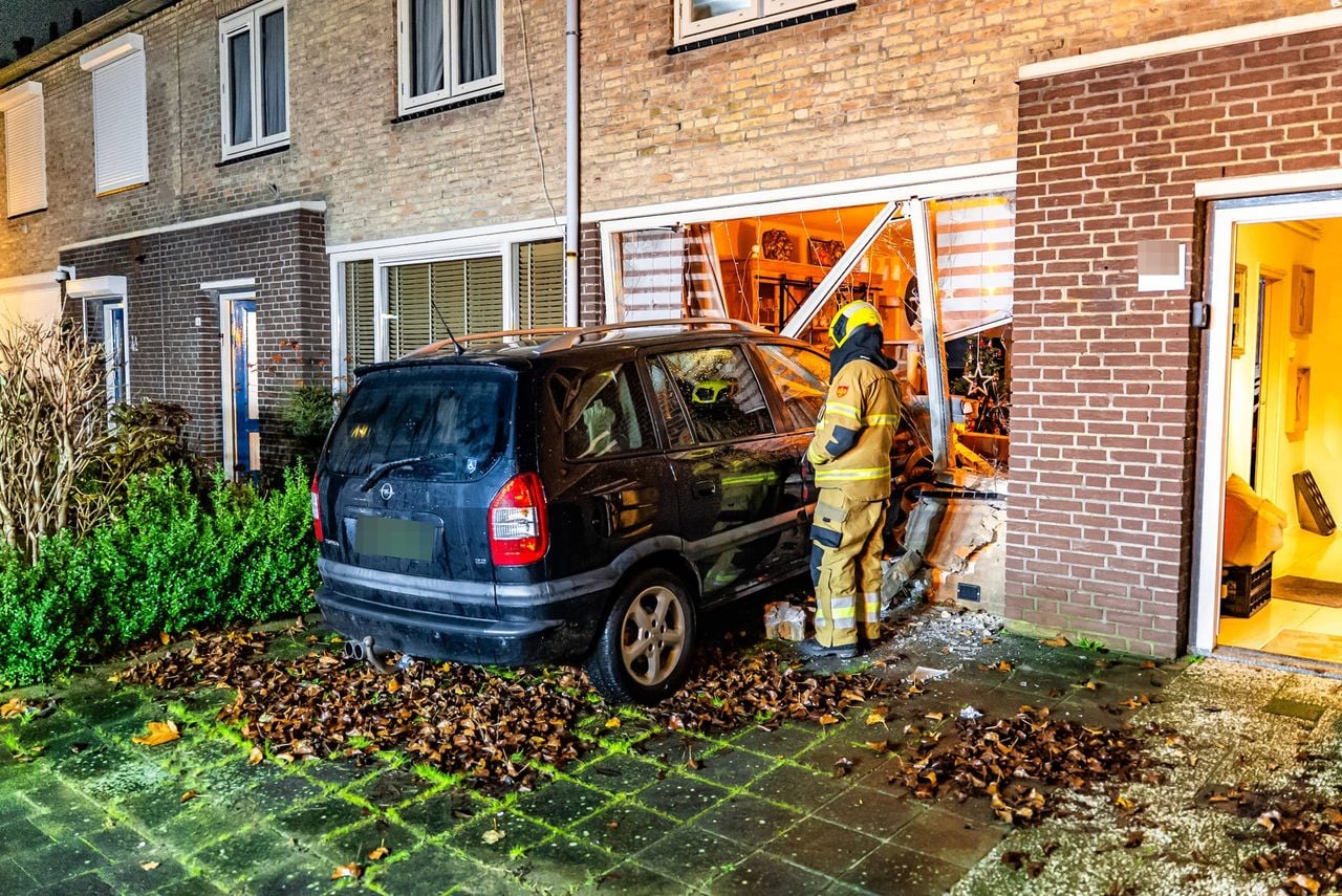 Auto rijdt huis binnen, terwijl bewoonster staat de douchen (foto: Lucas Lammers/Persbureau Heitink).