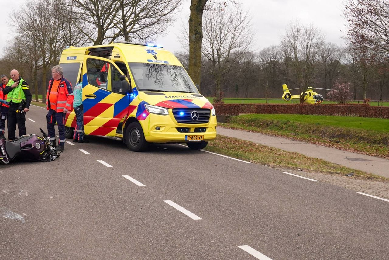 Motorrijder zwaargewond bij botsing in Mariahout (foto: Harrie Grijseels/Persbureau Heitink).