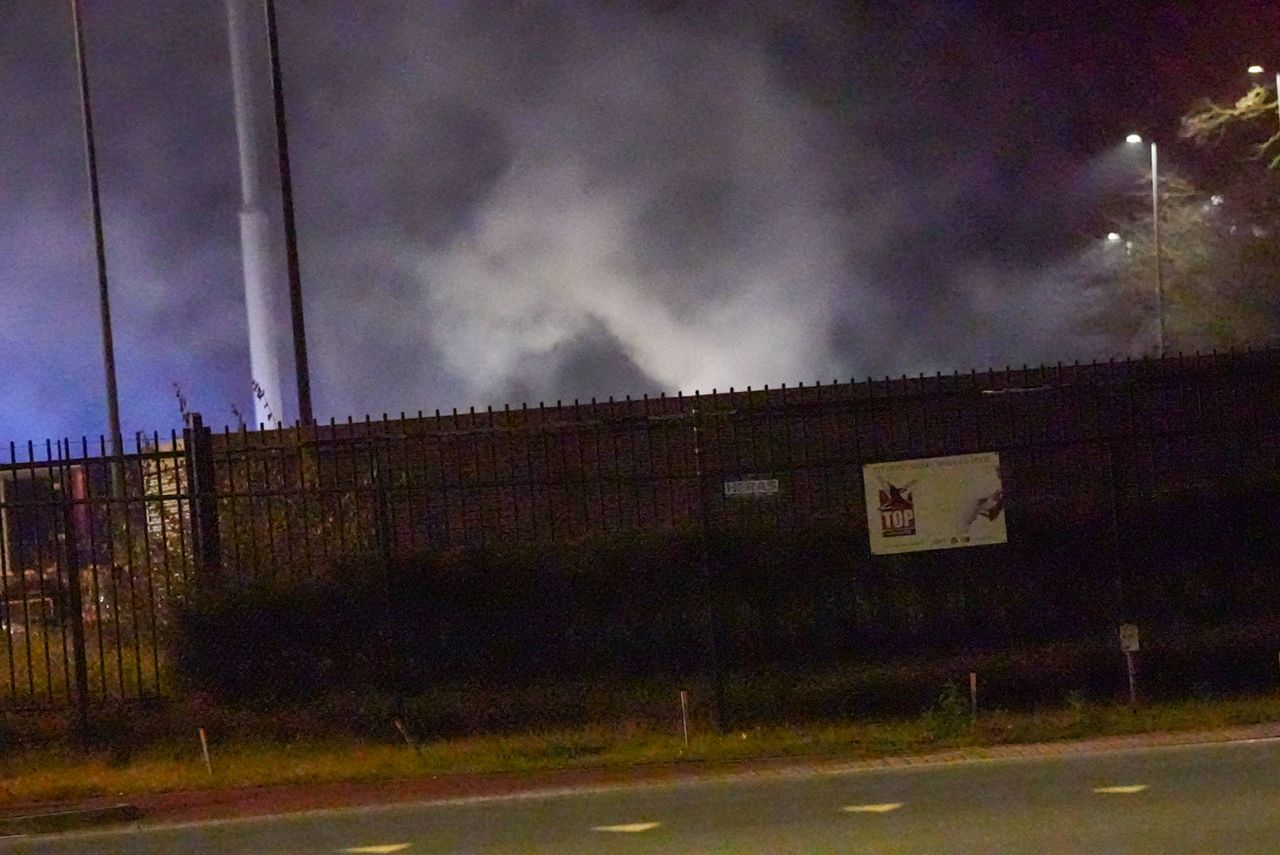 De rookwolken komen boven het hek uit (foto: Harrie Grijseels / Persbureau Heitink).