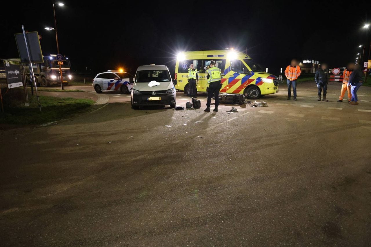 Botsing in Beugen op de Laan De Wijze (Foto: SK Media/Persbureau Heitink).