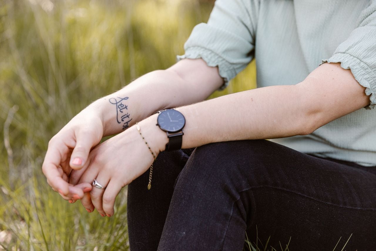 De tattoo van Nathalie: 'Let it be' (Foto: Denise van Duren Fotografie).