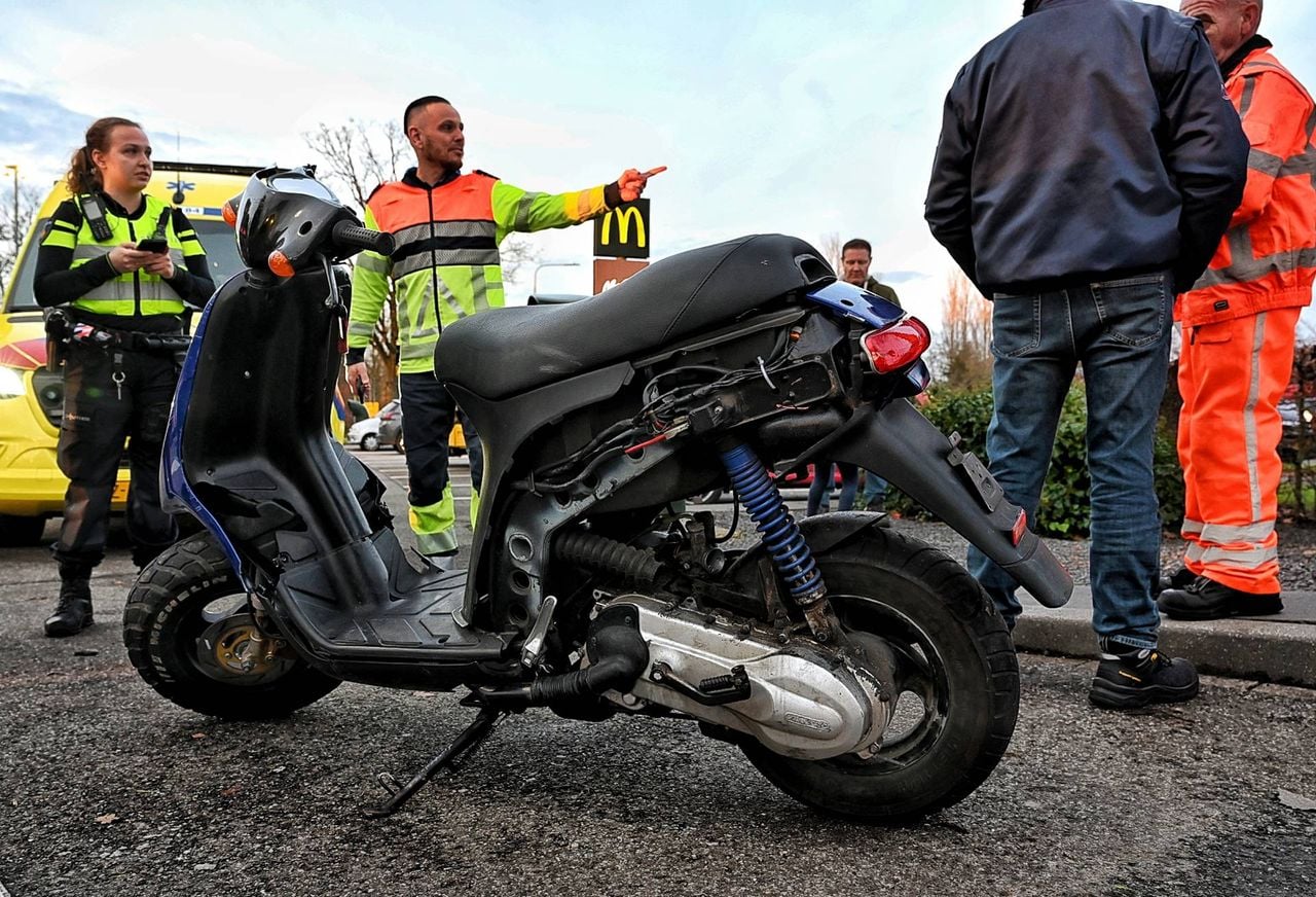 Scooterrijder wordt geschept door auto op de N65 in Oisterwijk (foto: Persbureau Heitink).