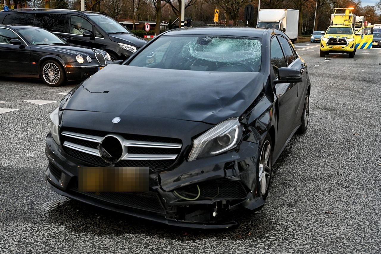 Scooterrijder wordt geschept door auto op de N65 in Oisterwijk (foto: Persbureau Heitink).