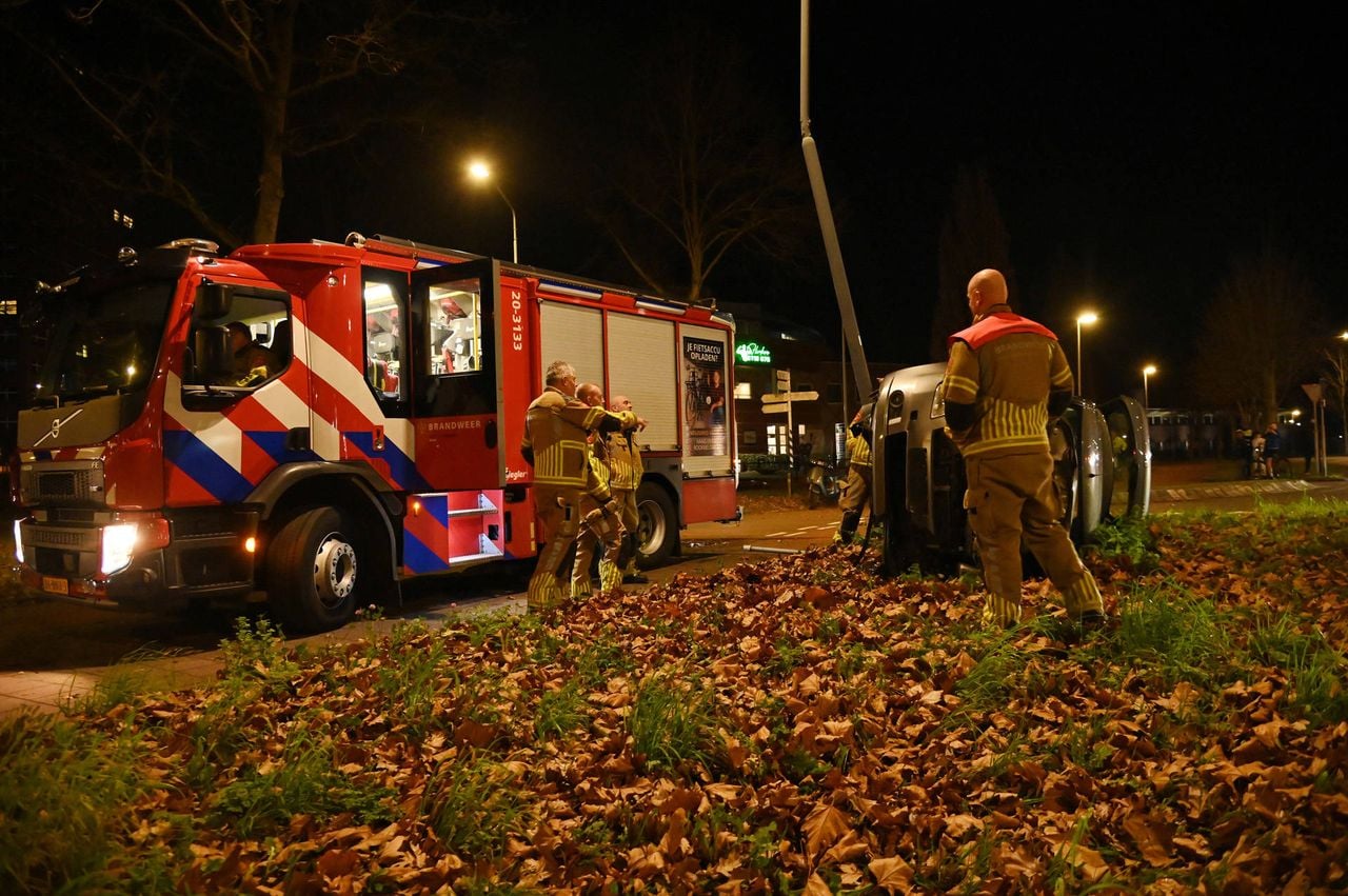 De auto kwam tot stilstand tegen een lantaarnpaal. (Foto: Perry Roovers / Persbureau Heitink).