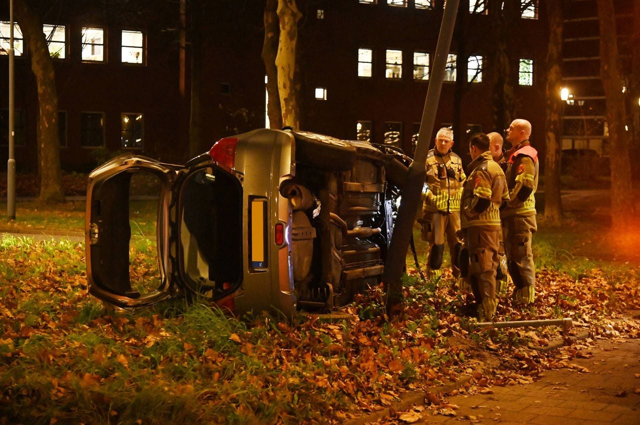 De auto kwam tot stilstand tegen een lantaarnpaal. (Foto: Perry Roovers / Persbureau Heitink).