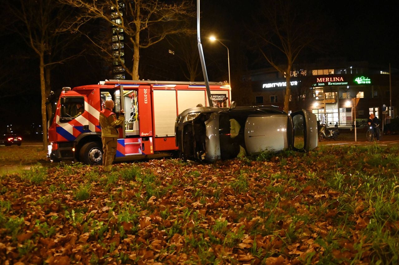 De auto kwam tot stilstand tegen een lantaarnpaal. (Foto: Perry Roovers / Persbureau Heitink).