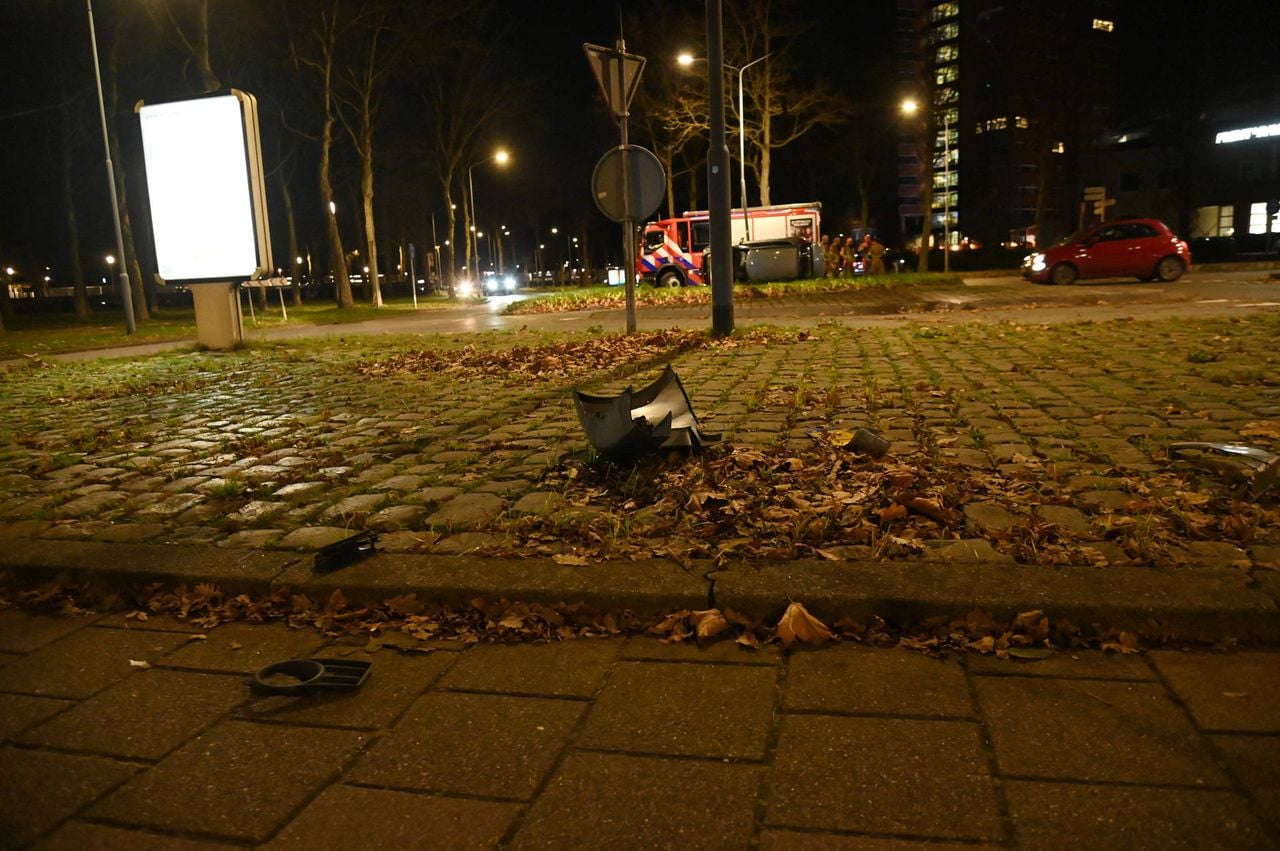 De auto kwam tot stilstand tegen een lantaarnpaal. (Foto: Perry Roovers / Persbureau Heitink).