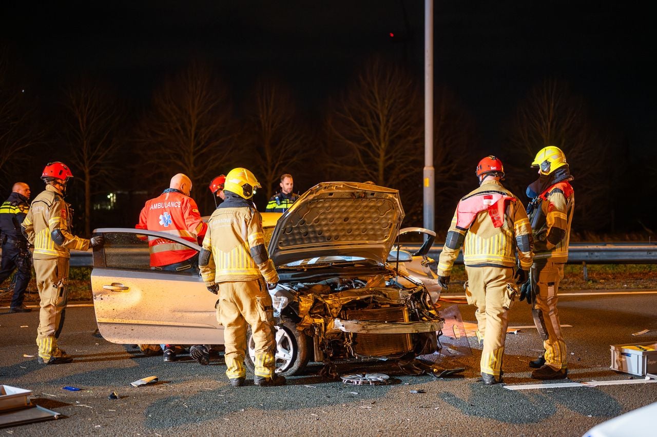 Bij het ongeluk zijn drie mensen gewond geraakt (Foto: Tom van der Put/Persbureau Heitink).