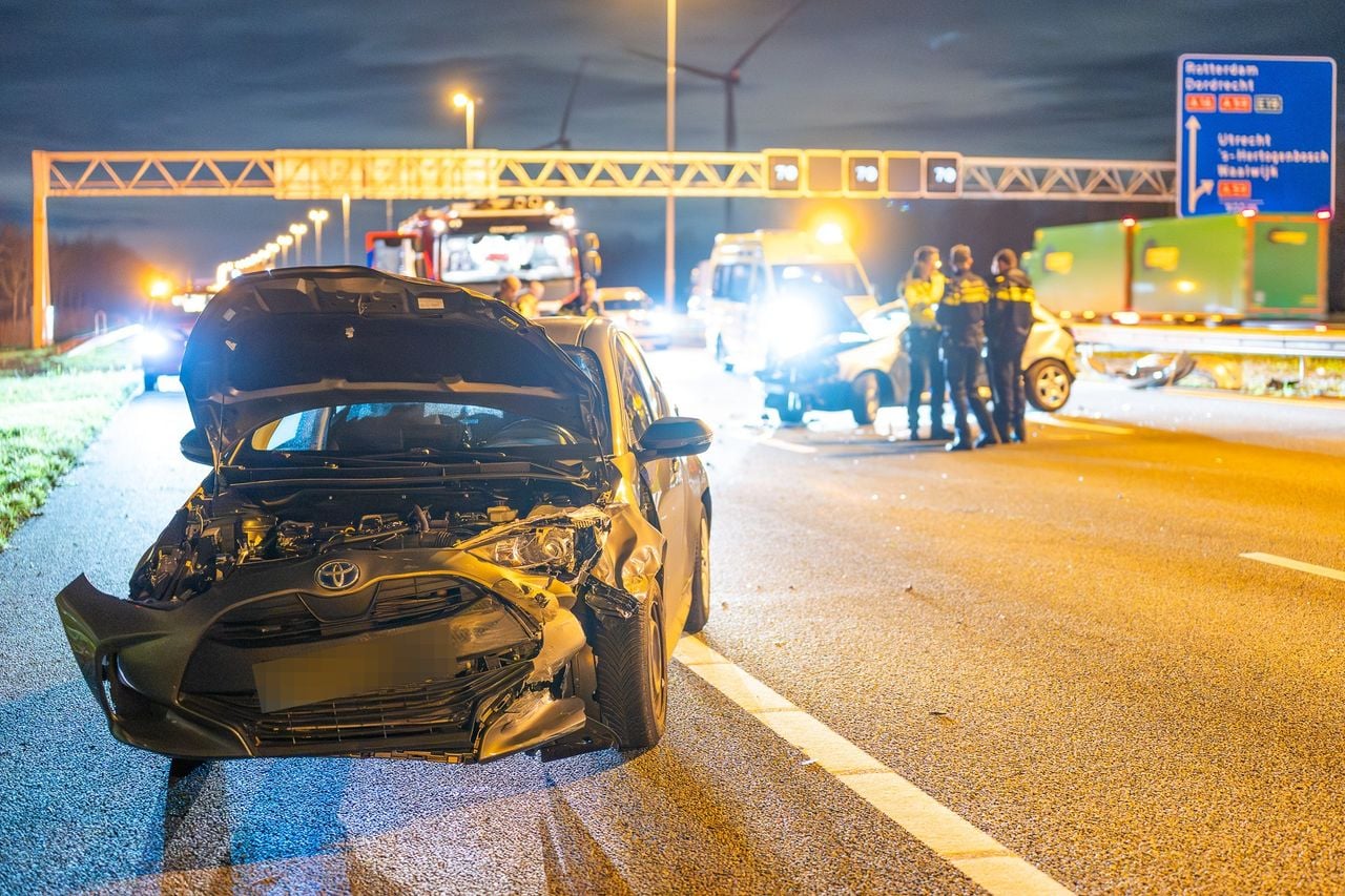 Bij het ongeluk zijn drie mensen gewond geraakt (Foto: Tom van der Put/Persbureau Heitink).