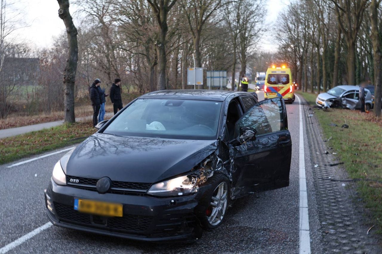De andere auto liep ook flinke schade op (foto: Saskia Kusters / Persbureau Heitink).