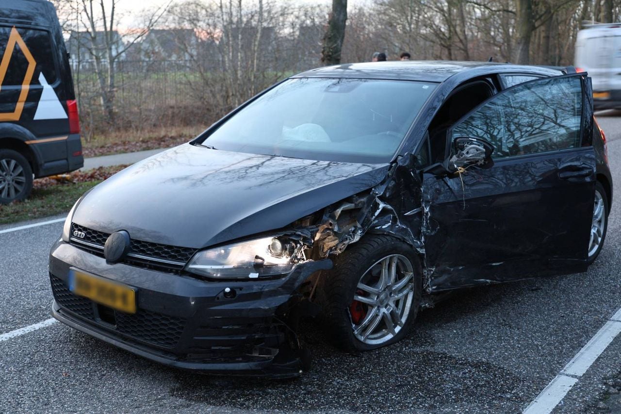 Een van de auto's raakte op de verkeerde weghelft (foto: Saskia Kusters / Persbureau Heitink).