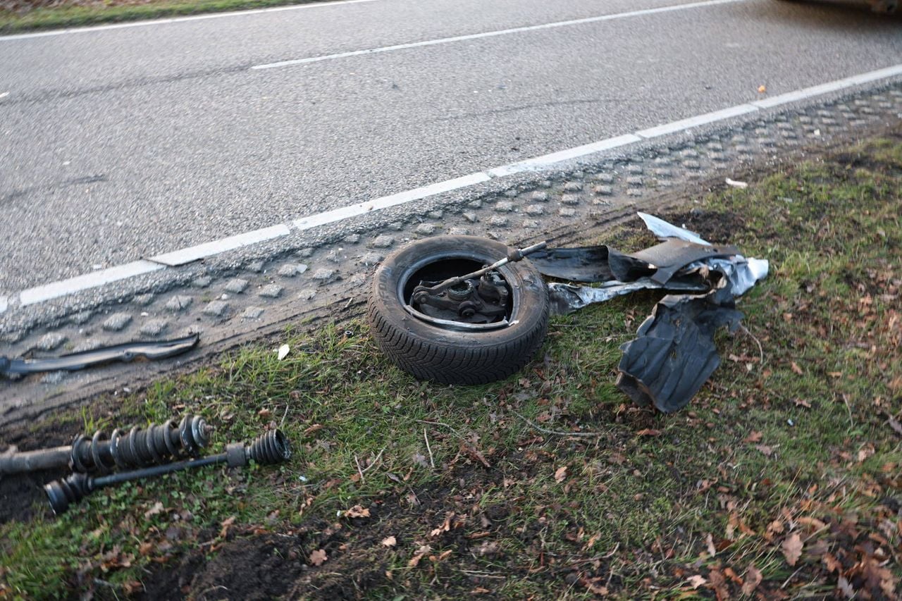 Het wiel van de auto lag er door de botsing af (foto: Saskia Kusters / Persbureau Heitink).