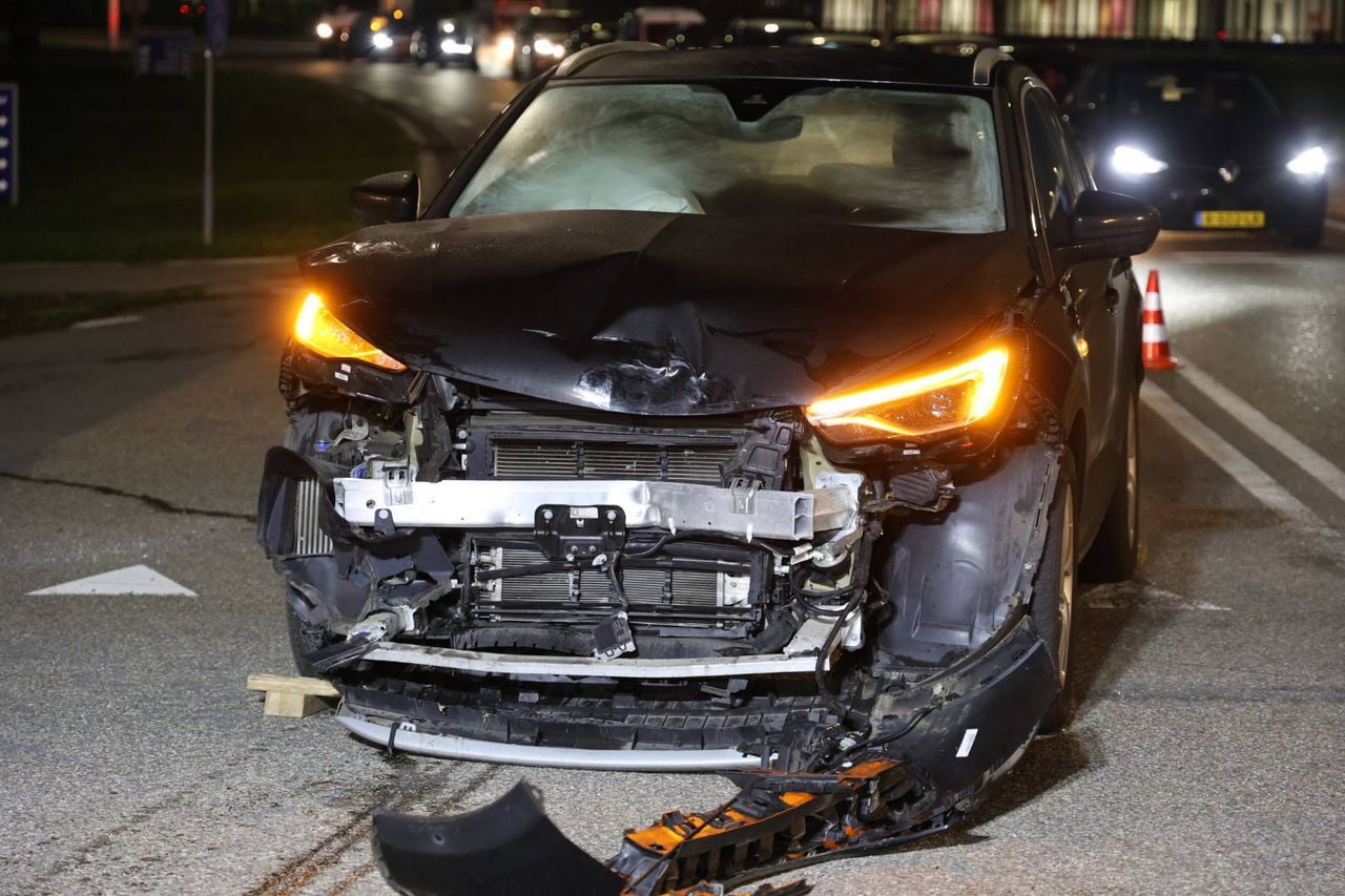 Hoe de auto's in botsing kwamen is niet duidelijk (foto: Saskia Kusters / Persbureau Heitink).