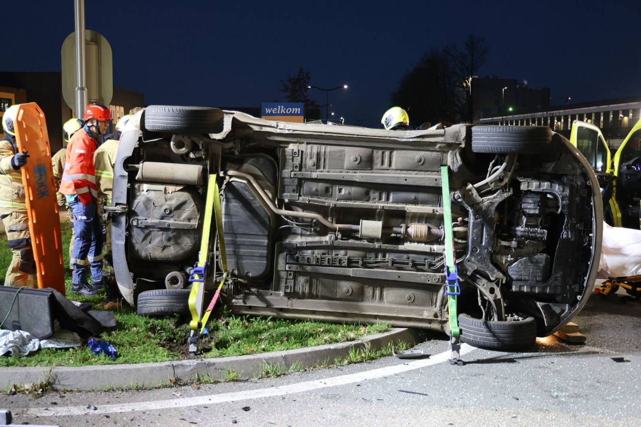 De bestuurder zat bekneld in de auto (foto: Saskia Kusters / Persbureau Heitink).