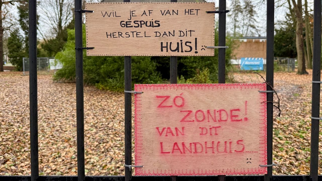 De eigengemaakte tekstborden van Janny (foto: Erik Peeters)