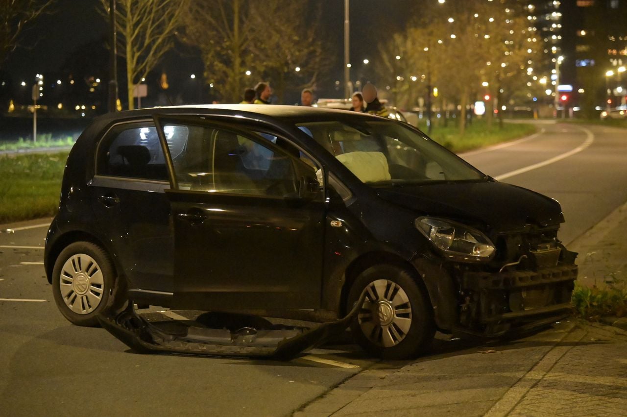De bestuurder van de auto is nagekeken, maar was niet gewond (foto: Perry Roovers / Persbureau Heitink).