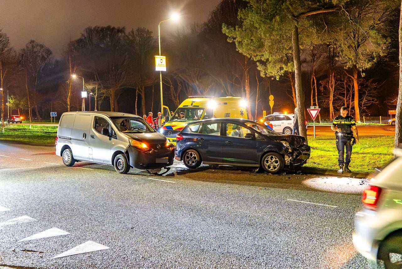 Een bestuurder is meegenomen naar het ziekenhuis (foto: Lucas Lammers / Persbureau Heitink).