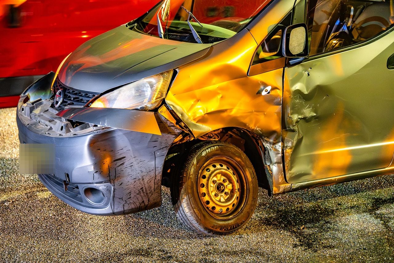 Vermoedelijk maakte een van de bestuurders een voorrangsfout (foto: Lucas Lammers / Persbureau Heitink).