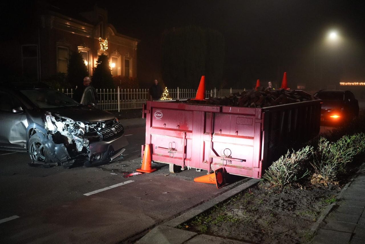 De container waarop de vrouw met haar auto botste, was niet verlicht (foto: Erik Haverhals/Persbureau Heitink).