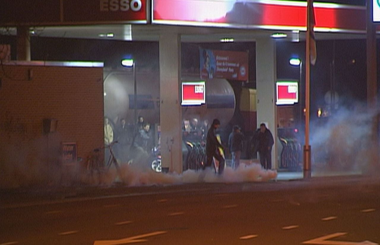 De politie zette traangas in om de relschoppers weg te jagen