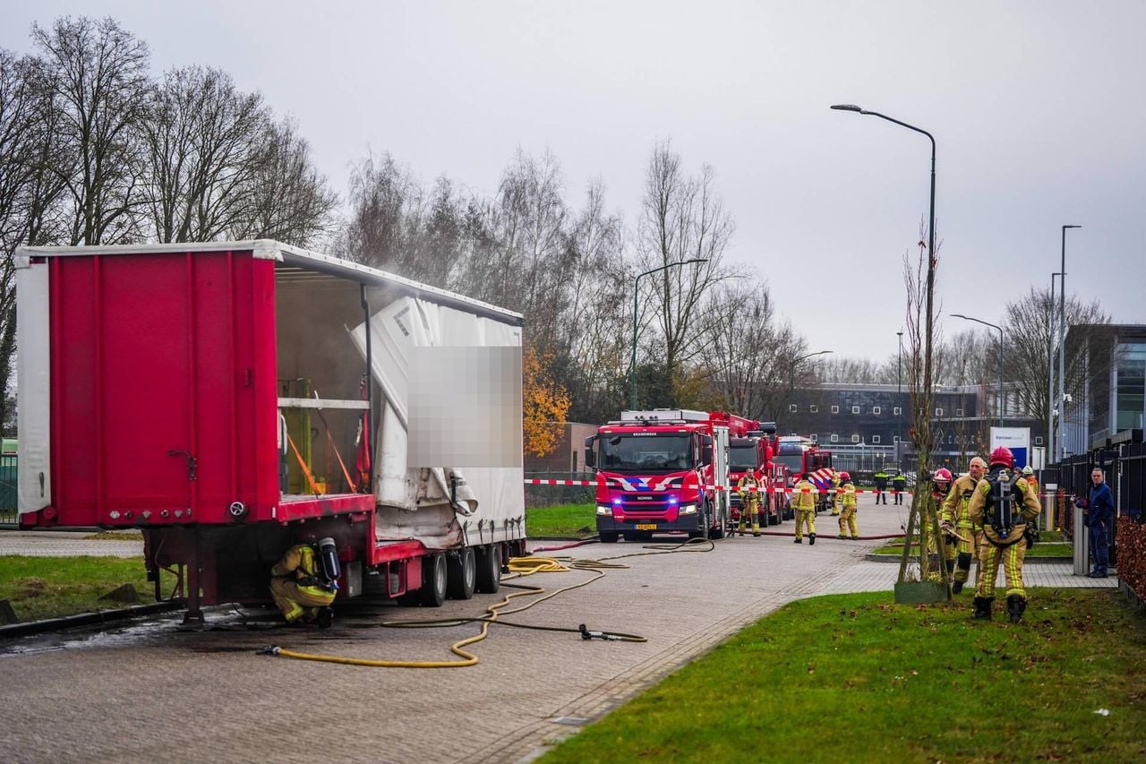 Meerdere brandweerwagens kwamen naar de trailer toe (foto: Persbureau Heitink).
