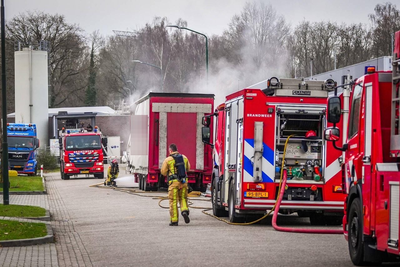 Een trailer gevuld met palletwagens stond in brand (foto: Persbureau Heitink).
