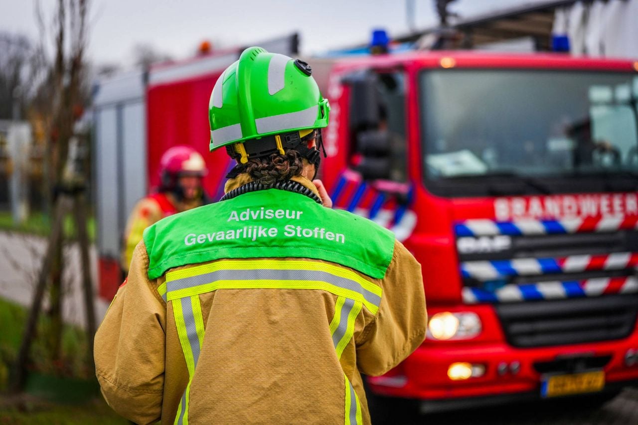 Een trailer gevuld met palletwagens stond in brand (foto: Persbureau Heitink).