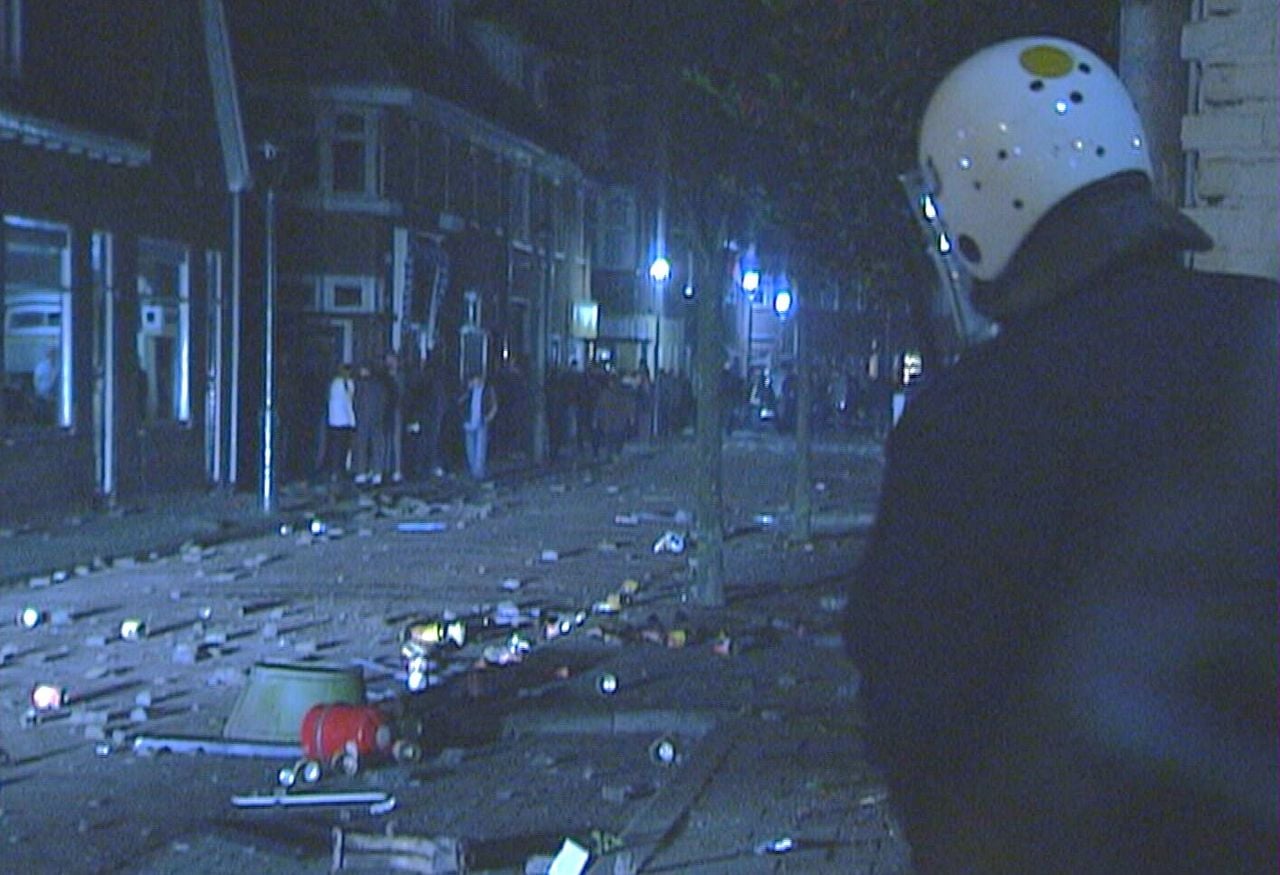 Freddy liep tussen de relschoppers en politie (foto: Omroep Brabant).