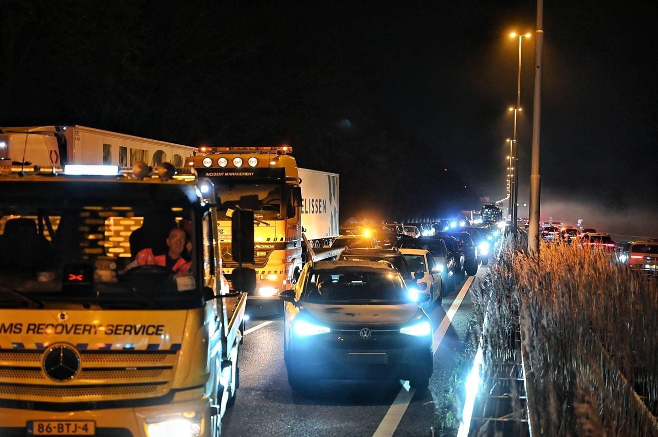 Door het ongeluk staat er een lange file (foto: Toby de Kort / Persbureau Heitink).