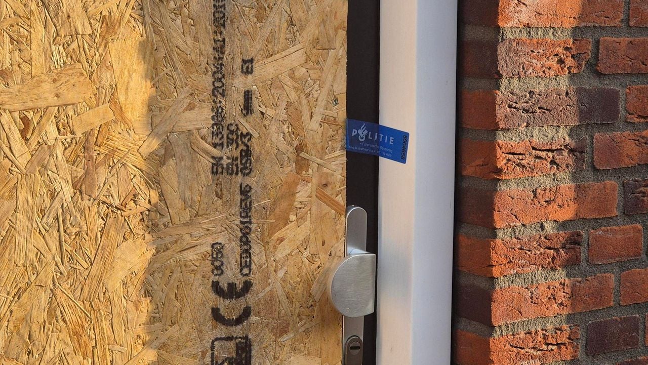 Het huis waar de kinderen werden gevonden is door de politie verzegeld (foto: Omroep Brabant).