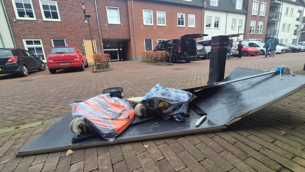 De voordeur moest met grof geschut worden verwijderd voor de politie het huis binnen kon (foto: Omroep Brabant).