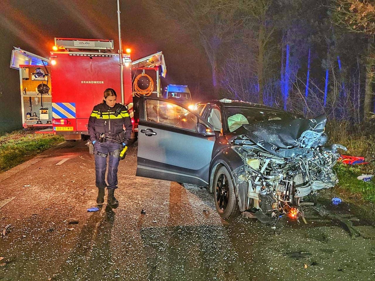Een van de betrokken auto's bij het ongeval op de Fressevenweg in Bergeijk (foto: Rico Vogels / Persbureau Heitink).