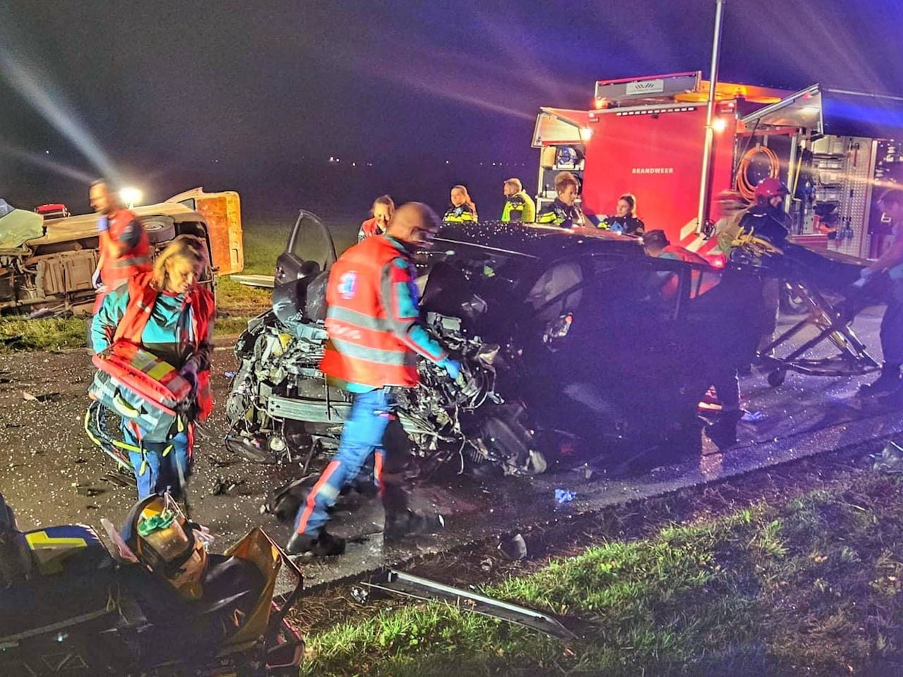 Een van de betrokken auto's bij het ongeval in Bergeijk waarbij vijf mensen gewond raakten (foto: Rico Vogels / Persbureau Heitink).