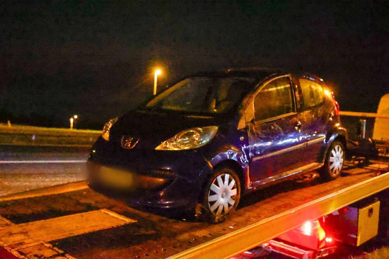 De auto is getakeld (foto: Addy Smits / Persbureau Heitink).