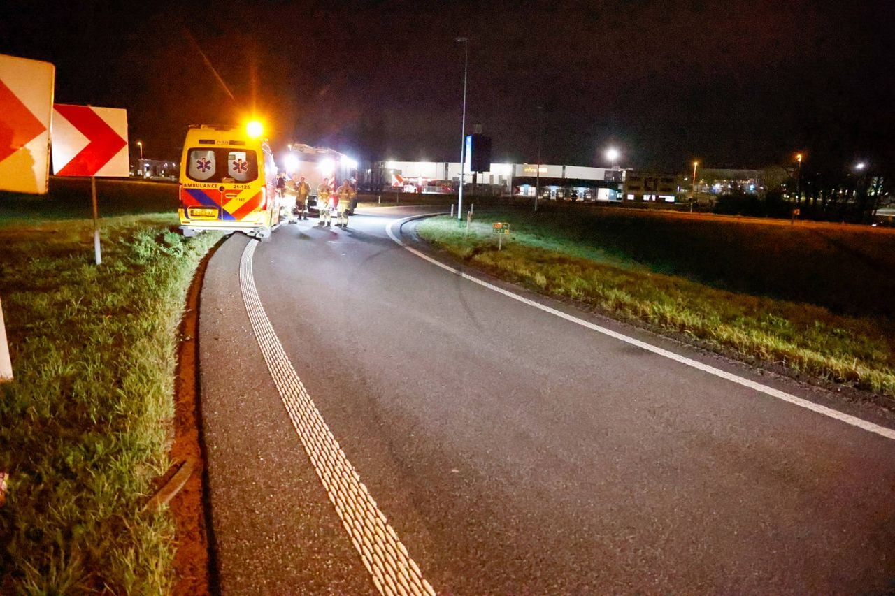 Het ongeluk gebeurde in een bocht (foto:  Addy Smits / Persbureau Heitink).