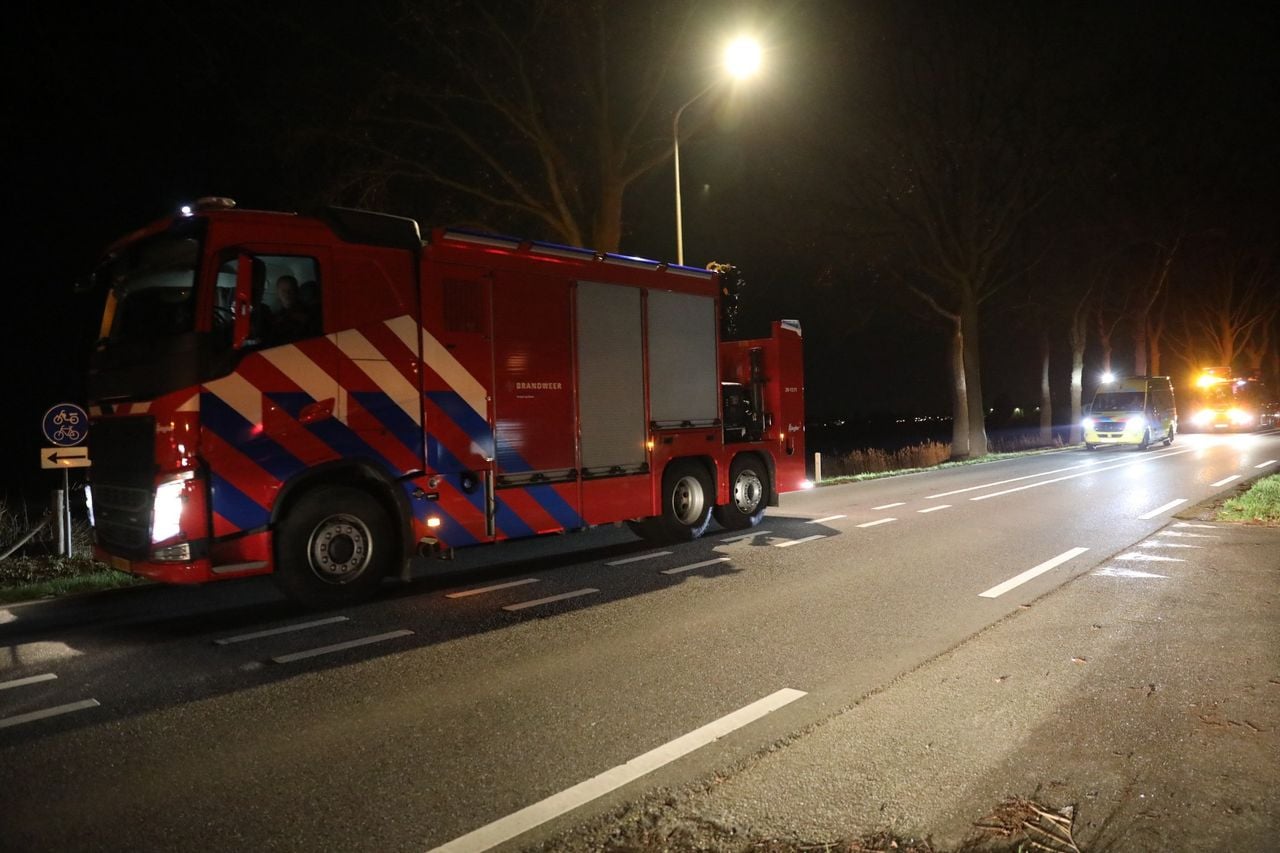 De brandweer zoekt naar een auto te water in Steenbergen (foto: Christian Traets / Persbureau Heitink).