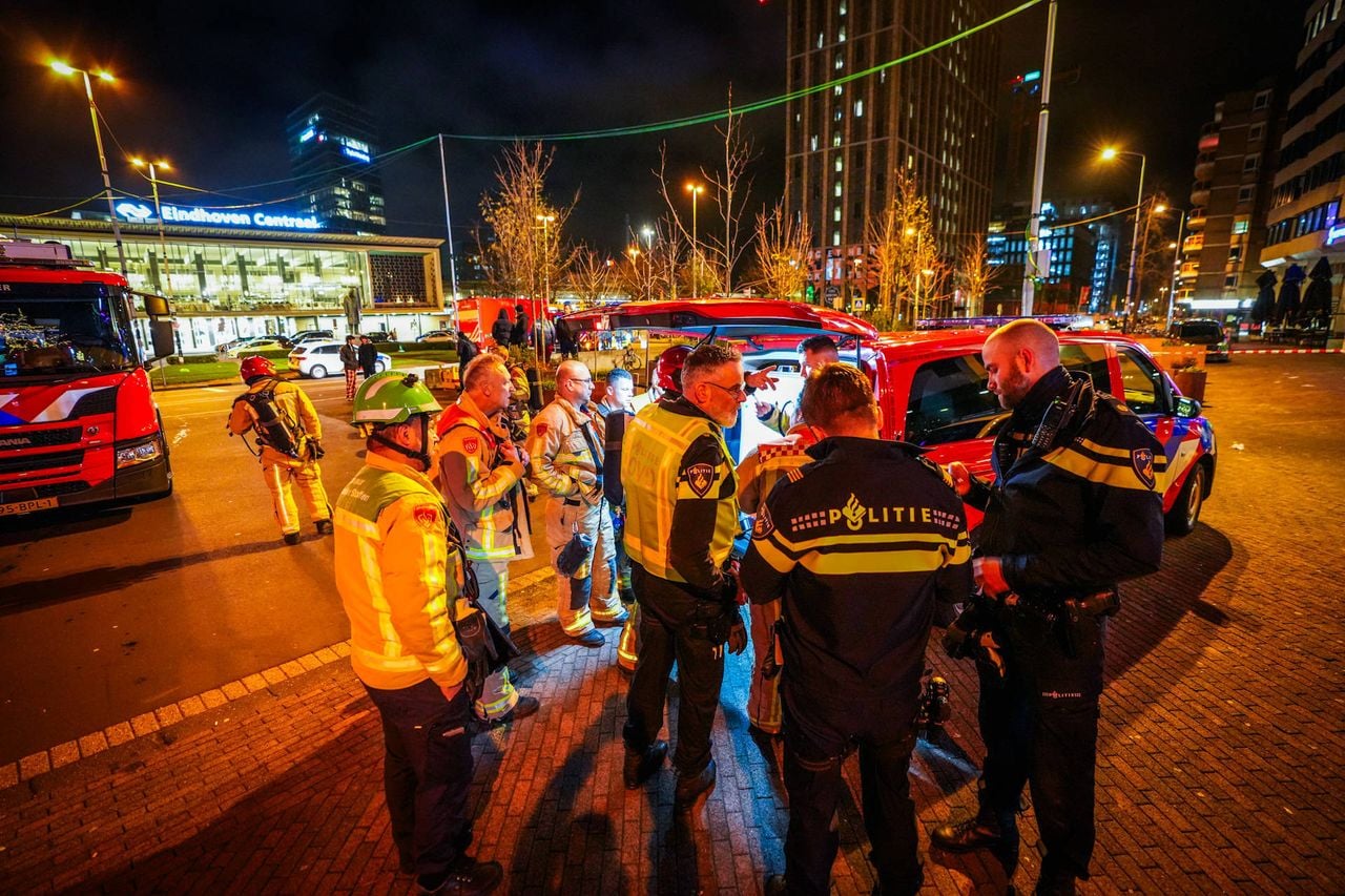 Vanwege de brand bij Sopranos in Eindhoven werd besloten horecazaken en een appartementencomplex te ontruimen (foto: Persbureau Heitink).