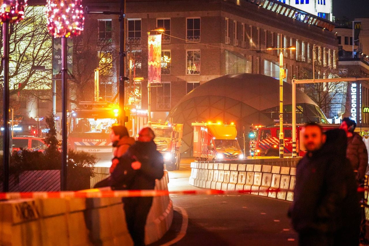 Het gebied tussen het Stationsplein en bioscoop Pathé werd vanwege de brand bij Sopranos in Eindhoven afgezet (foto: Persbureau Heitink).
