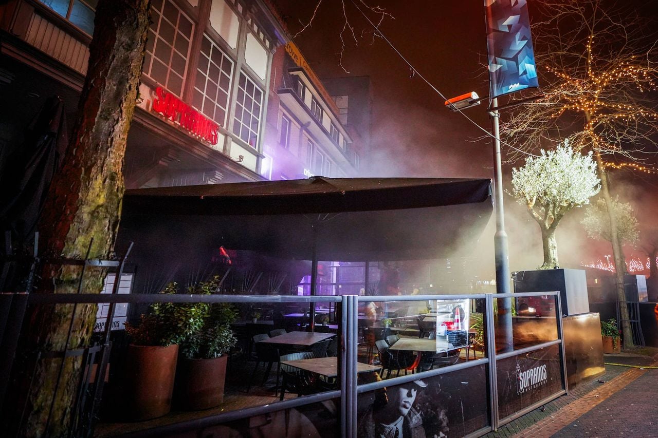 Bij de brand bij restaurant Sopranos in Eindhoven kwam veel rook vrij (foto: Persbureau Heitink).