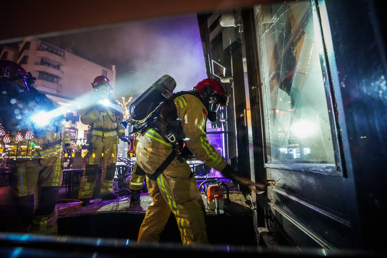 De brand zou zijn uitgebroken in de spoelkeuken van restaurant Sopranos (foto: Persbureau Heitink).