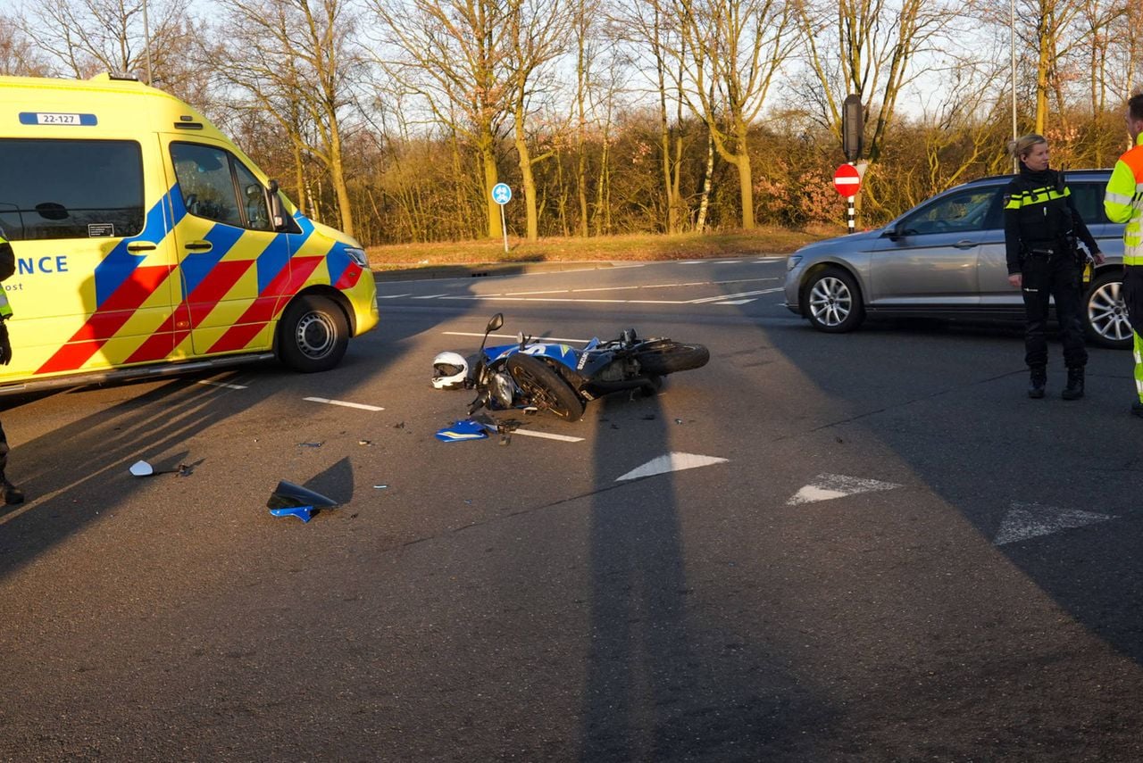 Motor botst met busje op de Helmondsingel in Helmond (foto: Harrie Grijseels/Persbureau Heitink).