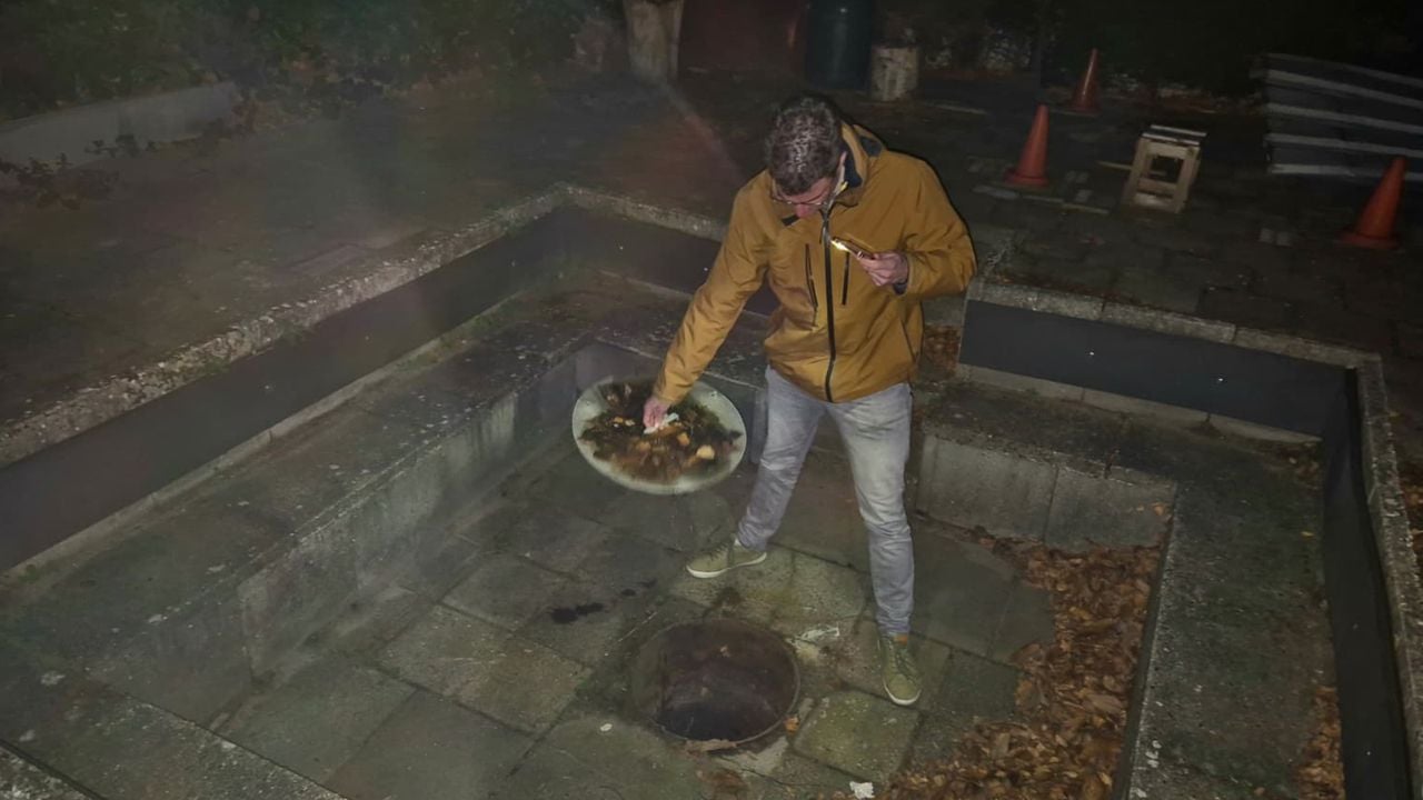 Voorzitter Remco van Gils van scouting D'n Hartel in Terheijden laat de kampvuurkuil zien (foto: Niek de Bruijn)