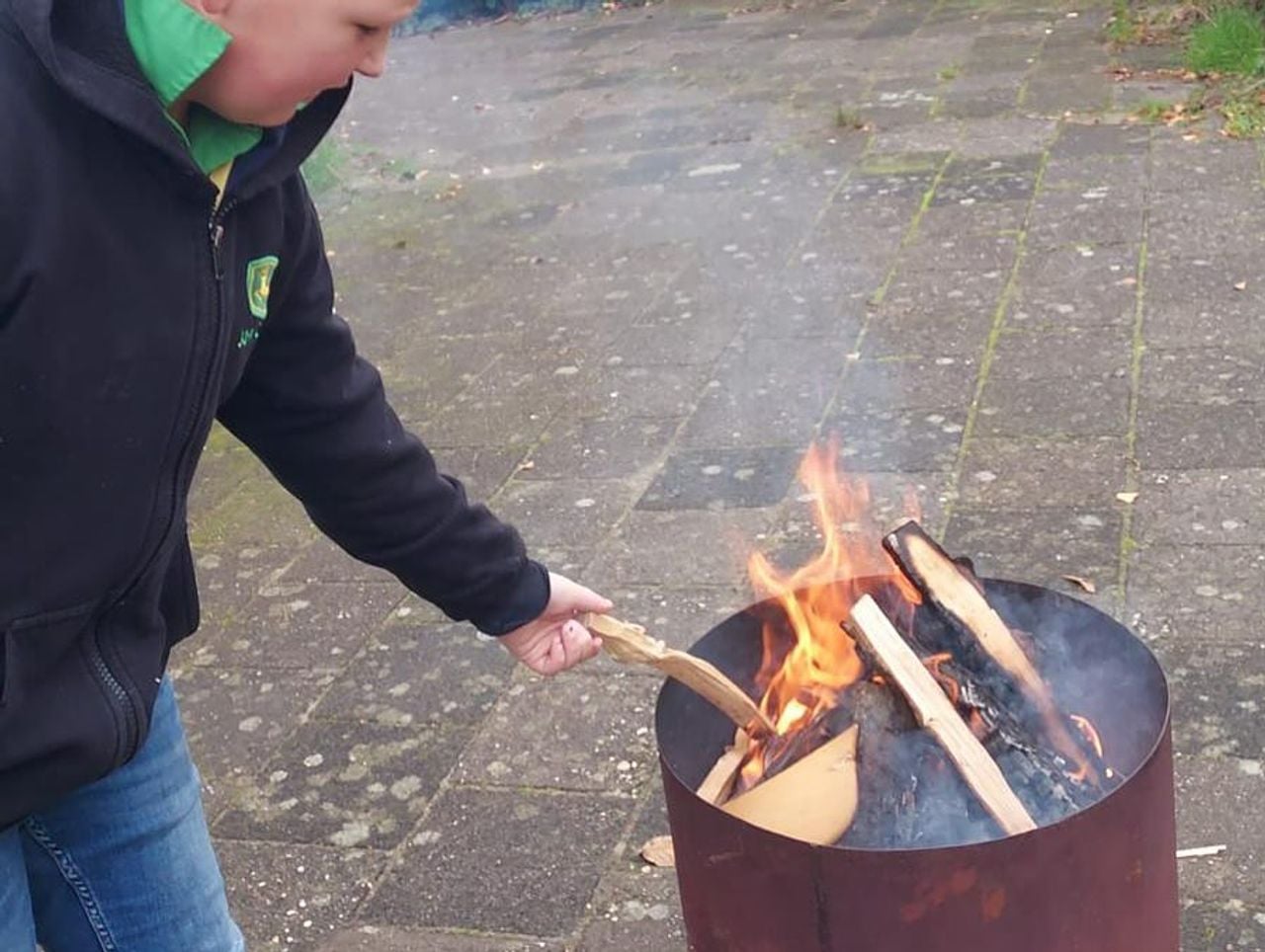 Eerder stookte de scoutinggroep uit Terheijden vuur in kleine tonnen (foto: scouting D'n Hartel)