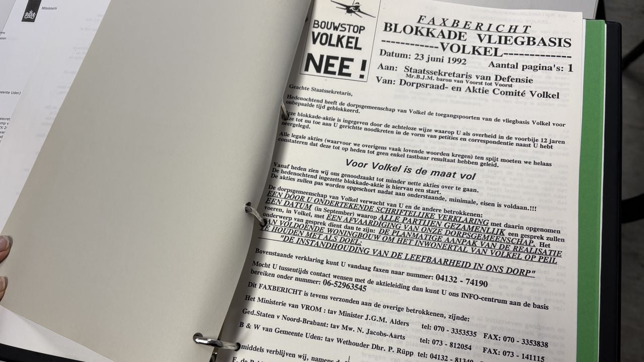 De dorpsraad kondigt de blokkade van vliegbasis Volkel in 1992 aan via een affiche. 