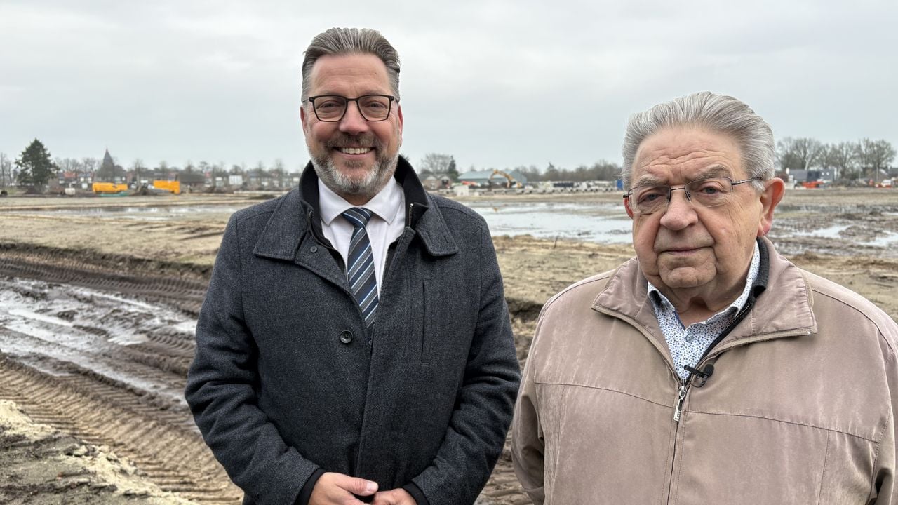 Wethouder Franko van Lankvelt en Marius Wijdeven staan op de bouwplaats van de nieuwbouwwijk Niemeskant in Volkel. Allebei demonstreerden ze de jaren'90 om woningbouw mogelijk te maken in het dorp (foto: Wilco Zonneveld).