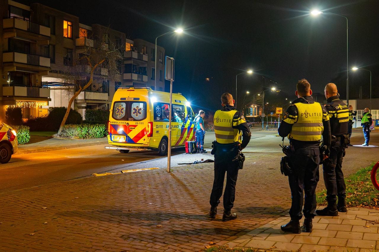De politie doet onderzoek naar de aanrijding op de Deltaweg in Helmond (foto: Harrie Grijseels/Persbureau Heitink).